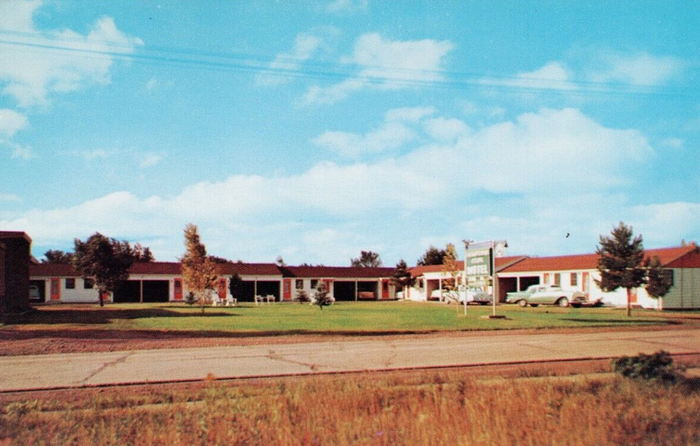 Budget Host Inn (Cloverland Court Motel, Cloverland Motel) - Old Postcard View